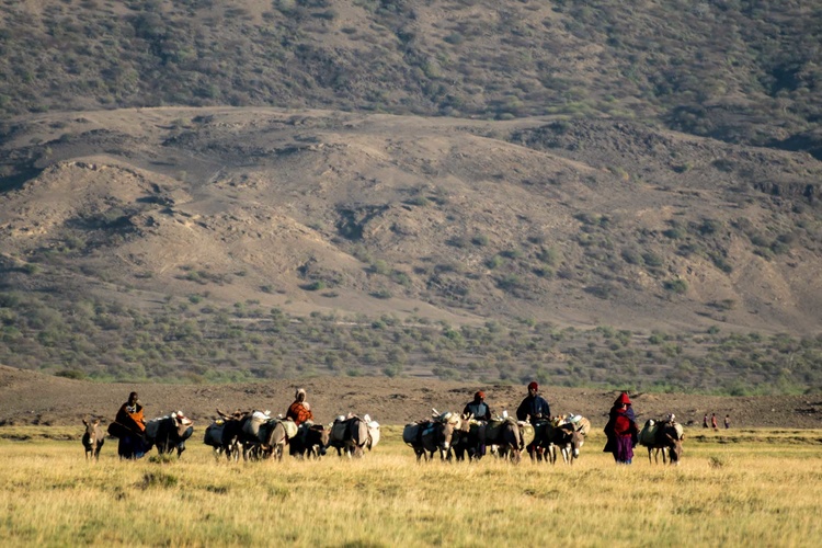 Maasai people near lake Natron ©Pajota Tanzania